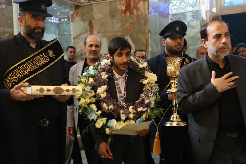 استقبال از دانش آموز مدال آور المپیاد فیزیک جهان استقبال از دانش آموز مدال آور المپیاد فیزیک جهان